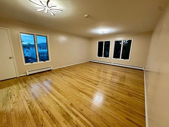3rd image of 39 Henderson St Floor 1