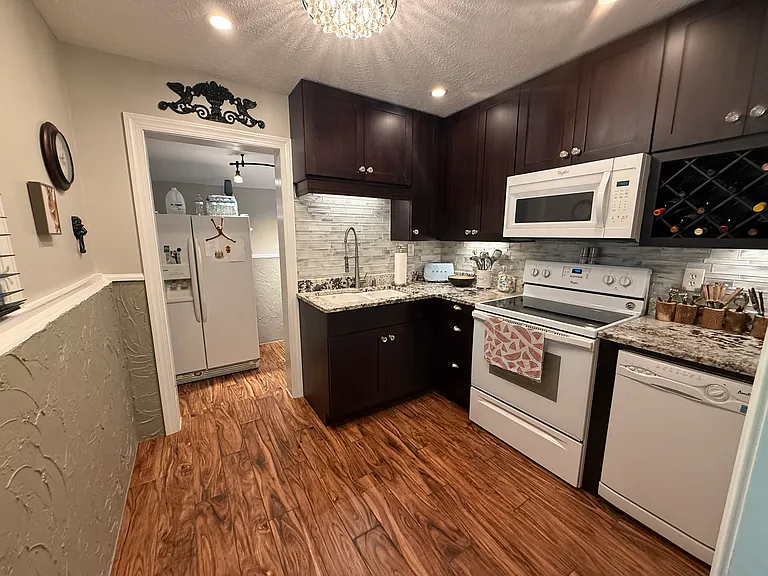 200 Pine Dr — Photo 12