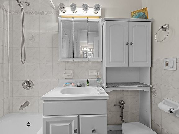 5th image of 325 W 45th St APT 403