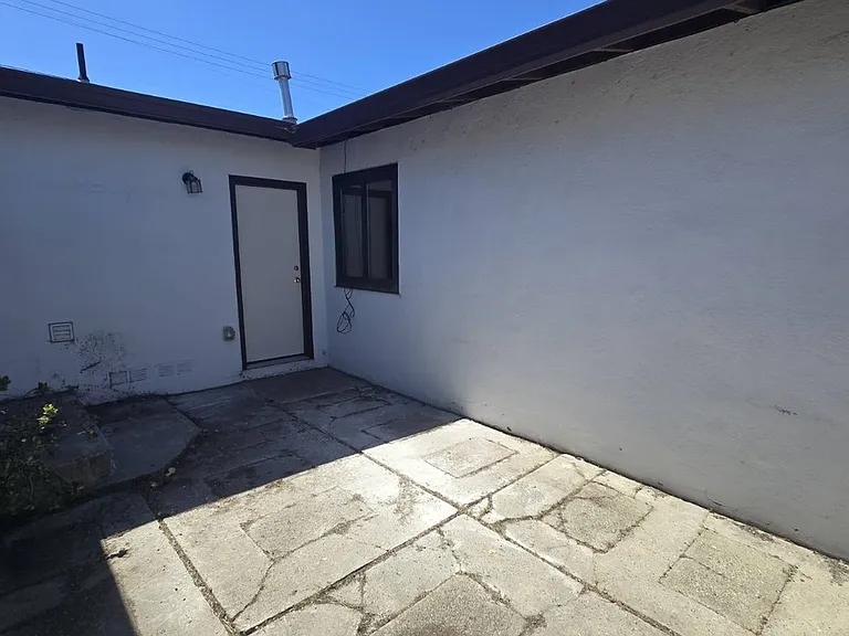 906 6th Ave — Photo 3