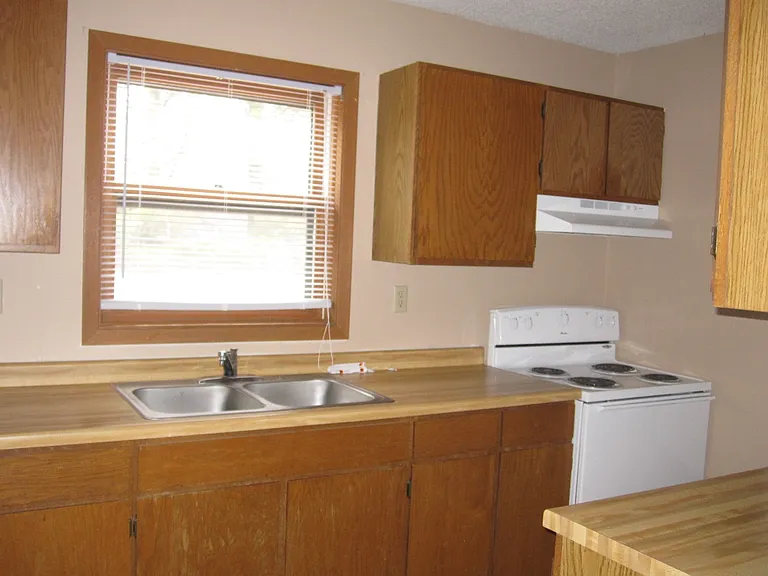 325 W 9th St #B — Photo 8
