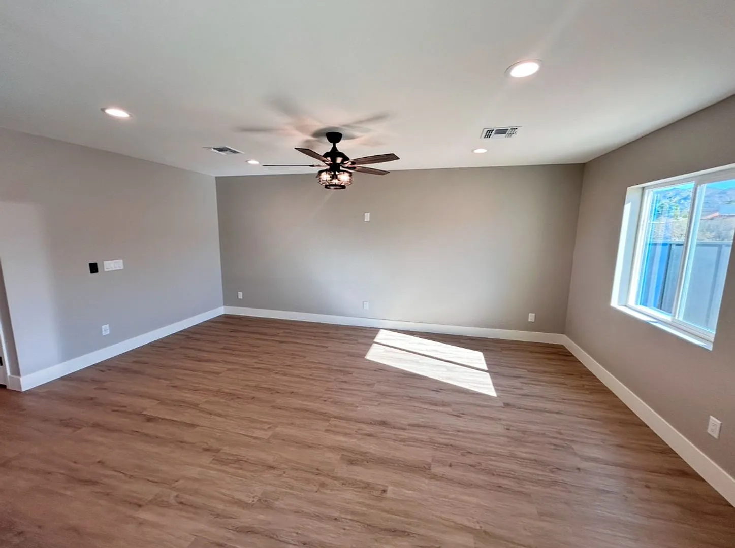 Brand New! 3 Bed Plus Den/Loft, No Hoa, Extra Large Lot/Backyard. — Photo 3