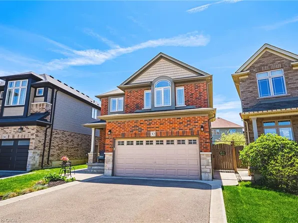 32 Dulgaren St, Hamilton, ON L8W 0B9