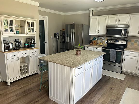 Kitchen - door to pantry