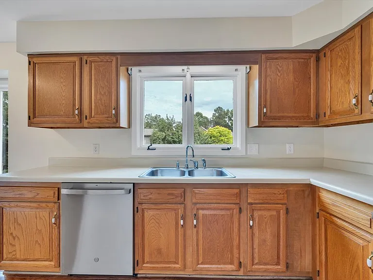 3420 Londonderry Ct — Photo 7