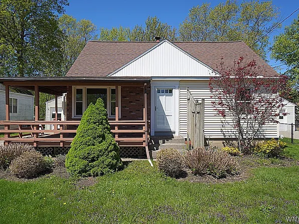 5790 Walden Dr, Lake View, NY 14085