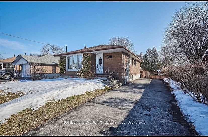 1st image of 901 Crocus Cres