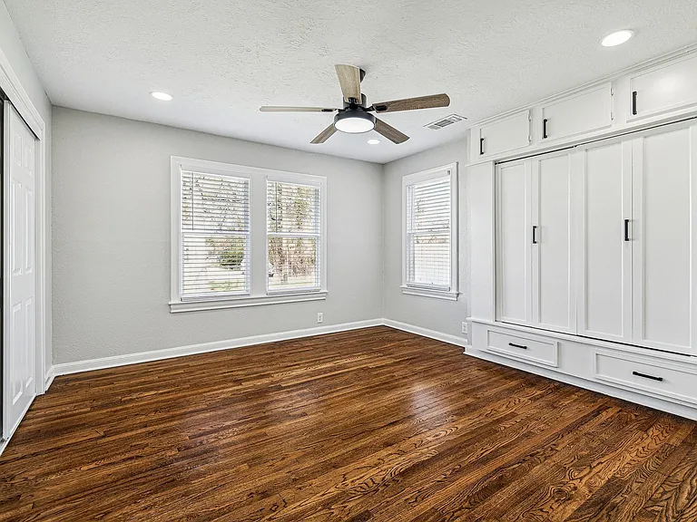 801 Woodcrest Dr — Photo 8