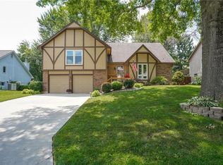 1008 NW Forest Dr, Blue Springs, MO 64015