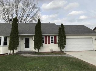 909 Castle Dr, Sun Prairie, WI 53590