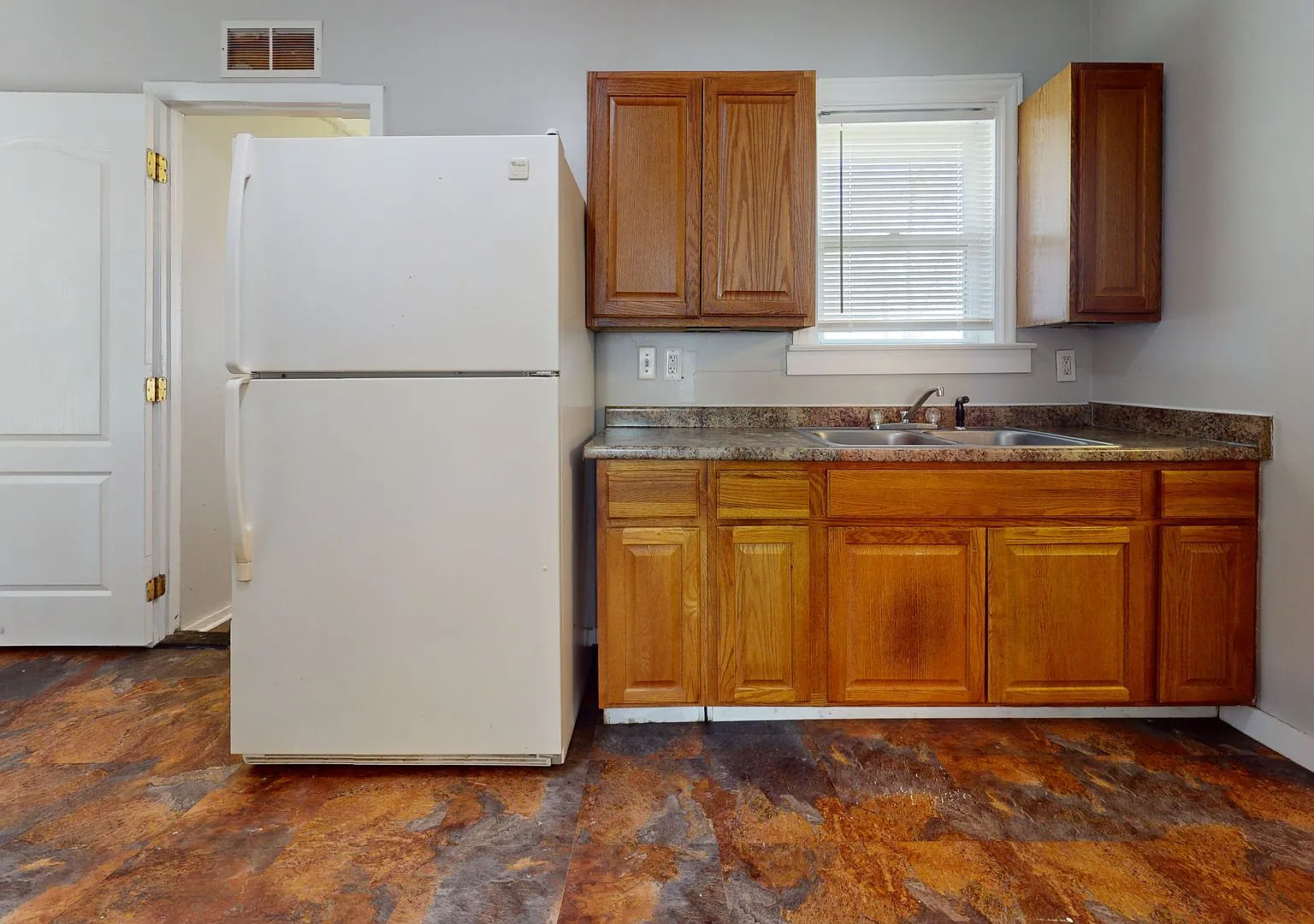 Charming 2-Bedroom Ranch for Lease in Warren — Photo 3