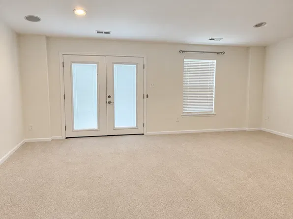 47 Village Green Ln, Sicklerville, NJ 08081
