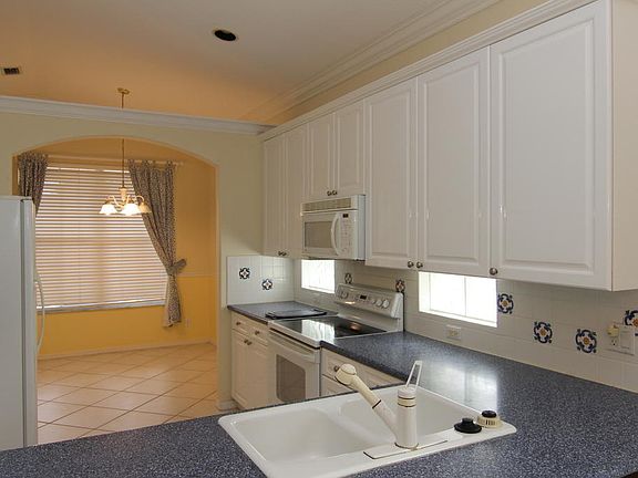 3rd image of 8427 Siciliano St
