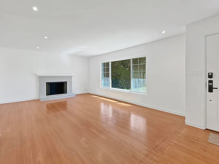 950 Olive St — Photo 24