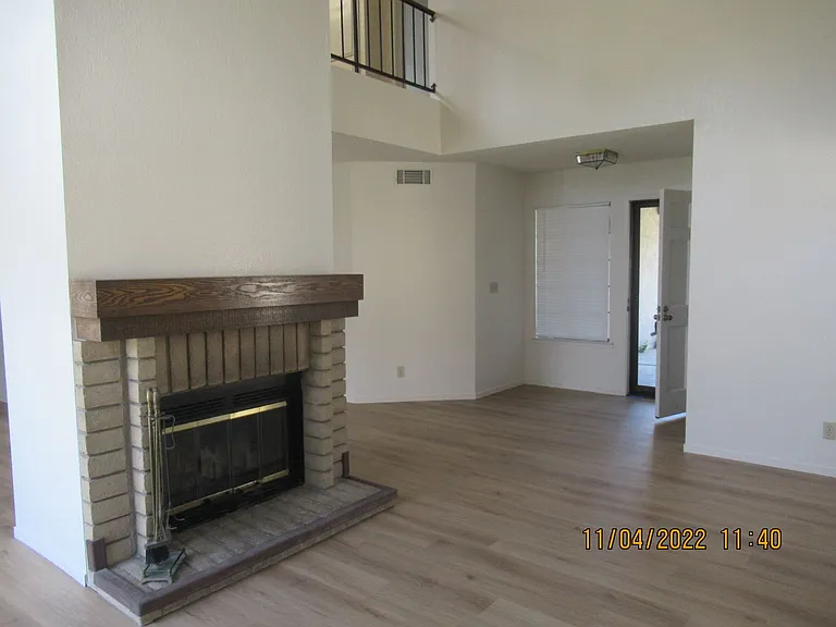 1220 Iris Ct — Photo 3