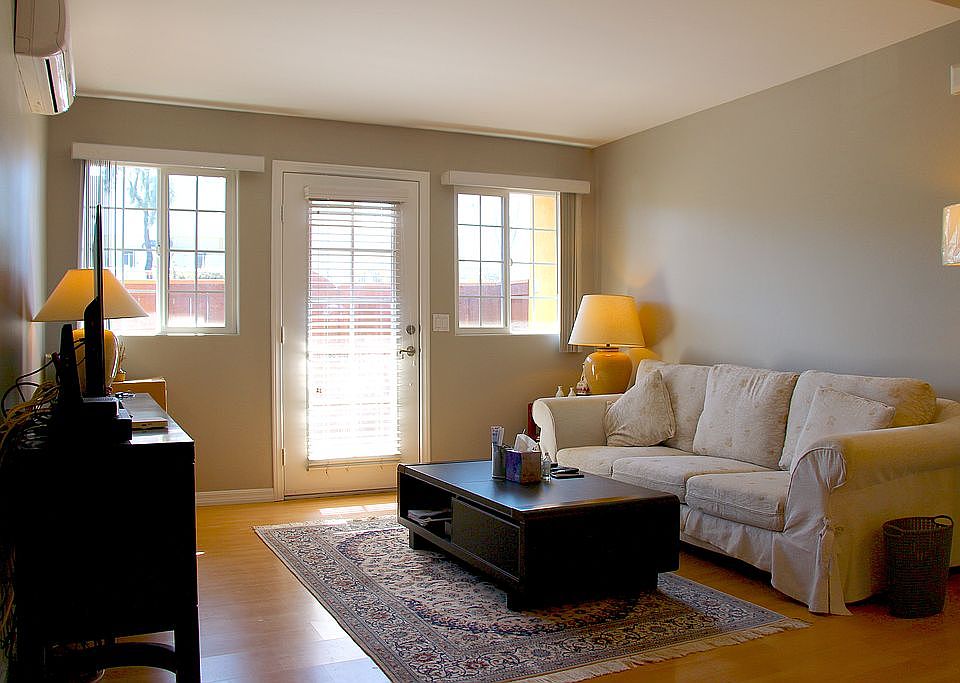 Bright living room! 
