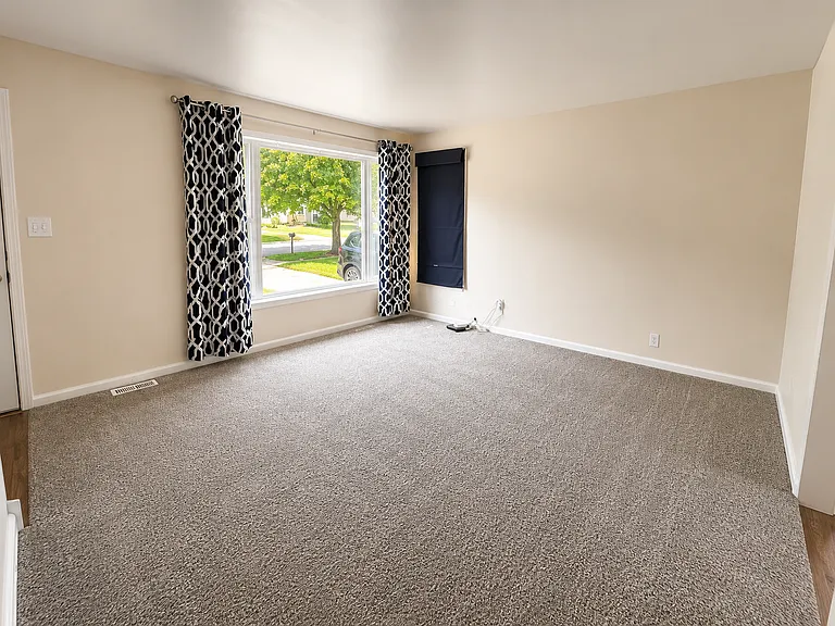 1102 Murray Dr — Photo 5