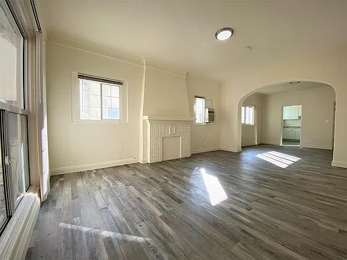 133 S Saint Andrews Pl Photo 1
