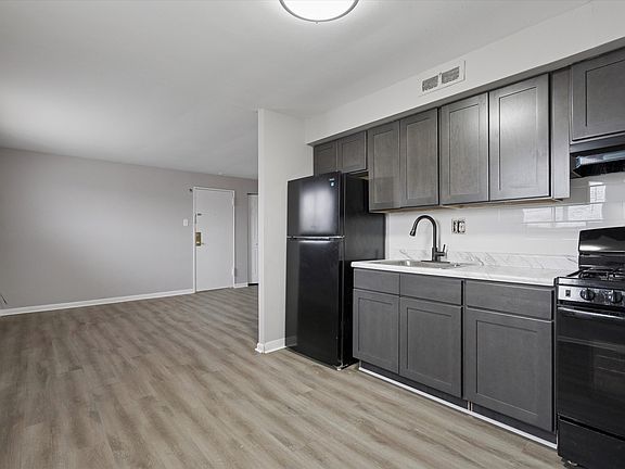 4th image of 7108 Oxford Ave #22