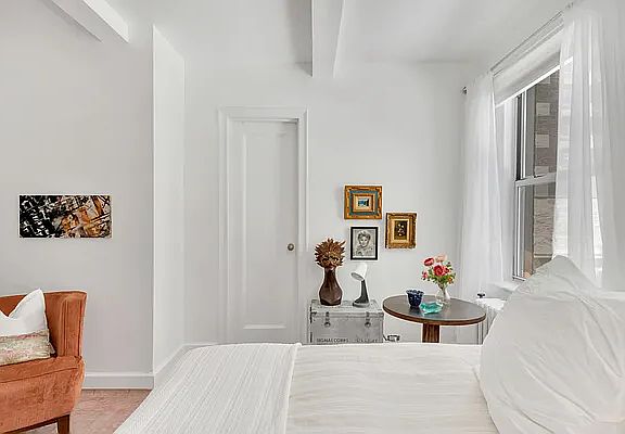 5th image of 333 E 43rd St APT 310