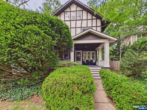41 Randolph Pl, Ridgewood, NJ 07450