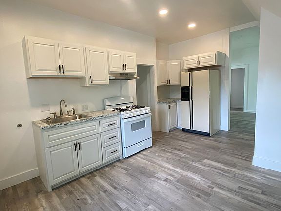 3rd image of 124 Lay St #17947339