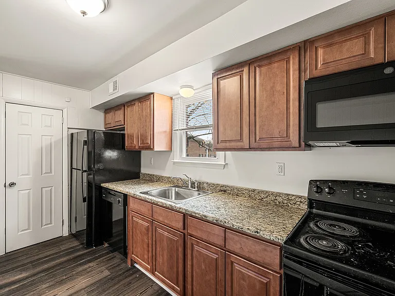 Middleboro Crest Apartments — Photo 17