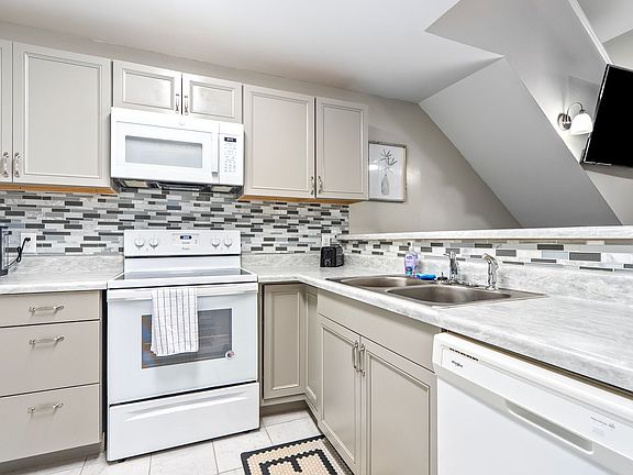 4th image of 1016B Stonegate Dr