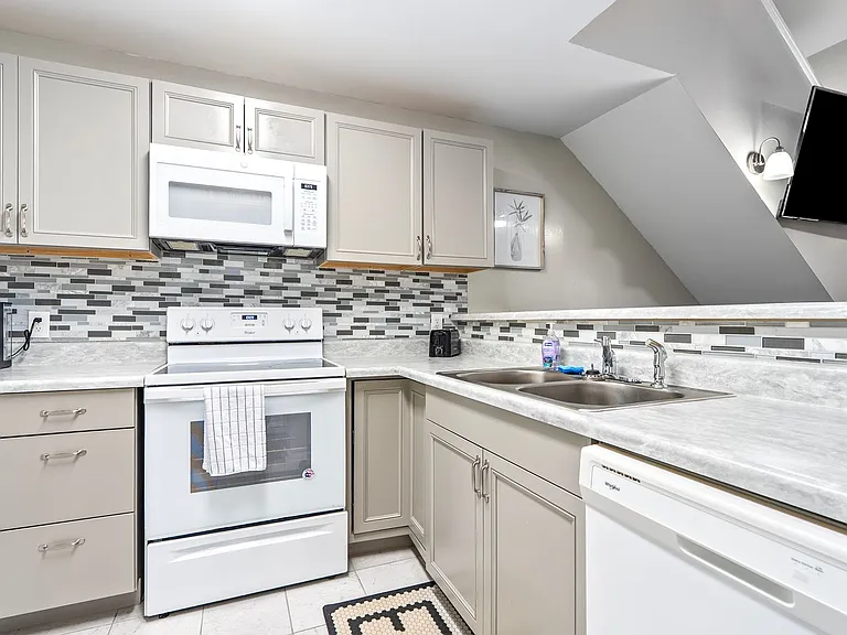 1016B Stonegate Dr — Photo 4