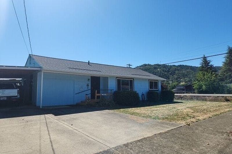 2nd image of 583 W Hazel St
