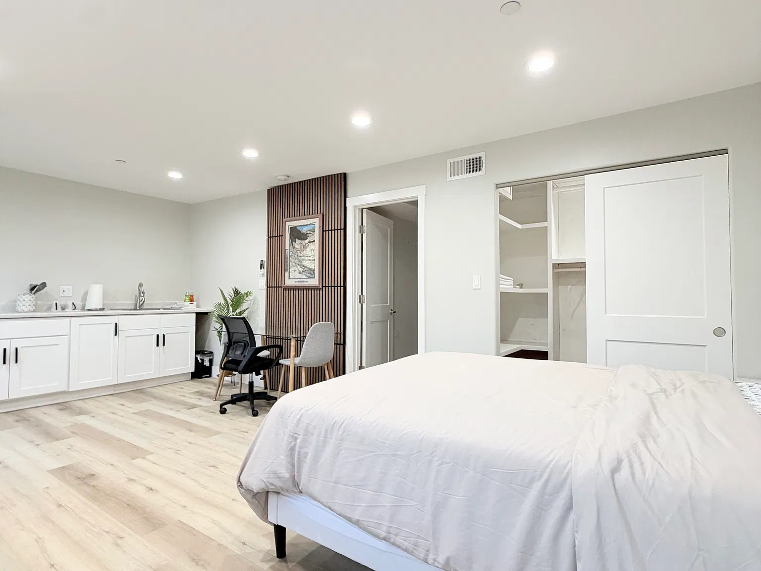 Studio, 550 sqft, $2,600 — Photo 1