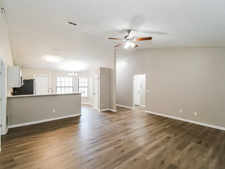1338 Pawnee St — Photo 4