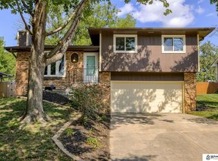 6050 Queens Dr, Lincoln, NE 68516