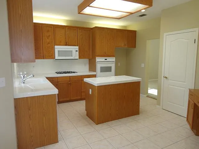 4 bed, 3.5 bath, 2620 sqft, $3,495 — Photo 4
