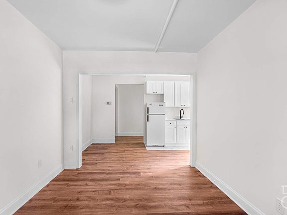 5th image of 32-21 Crescent St #1