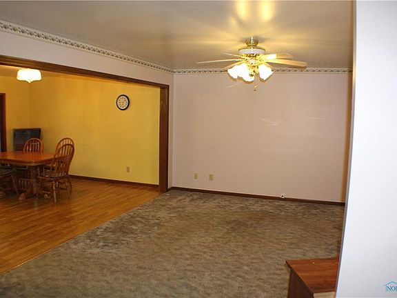 4th image of 218 E Park Ln
