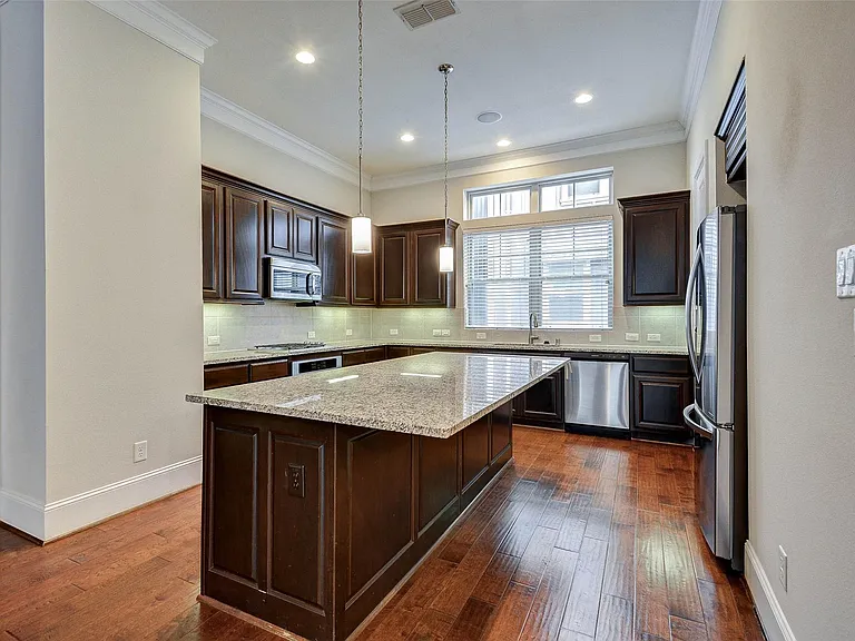 720 N Shepherd Dr — Photo 10