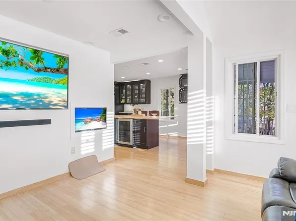 14 Valley View Ave, Oakland, NJ 07436