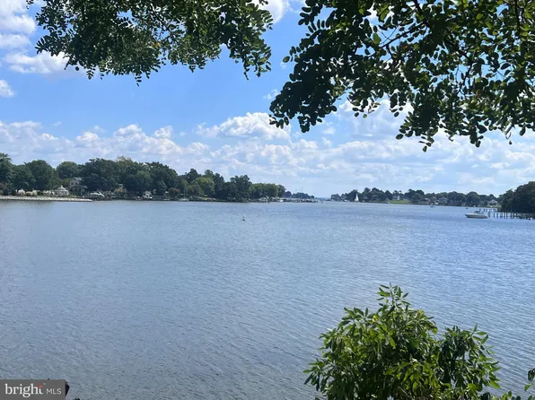 1 Punte Ln, Essex, MD 21221