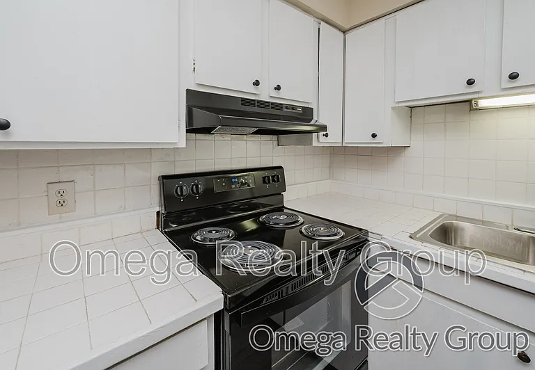 South Court Apartments — Photo 21