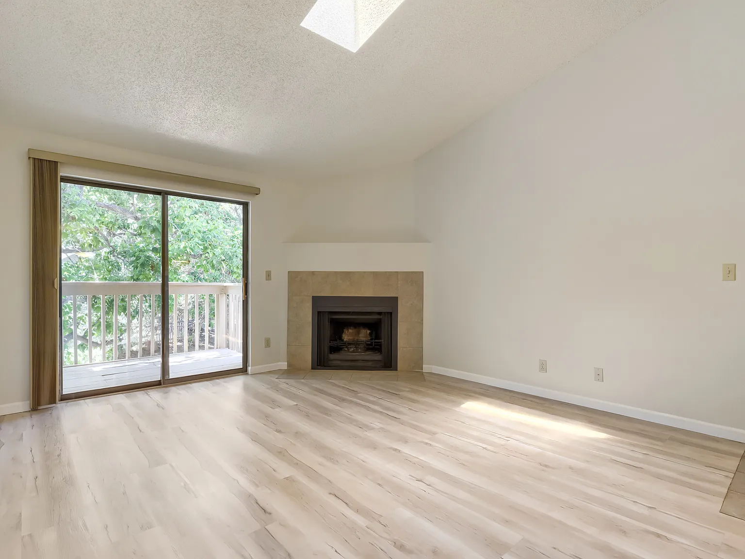 2 bed, 981 sqft, $1,895 — Photo 3