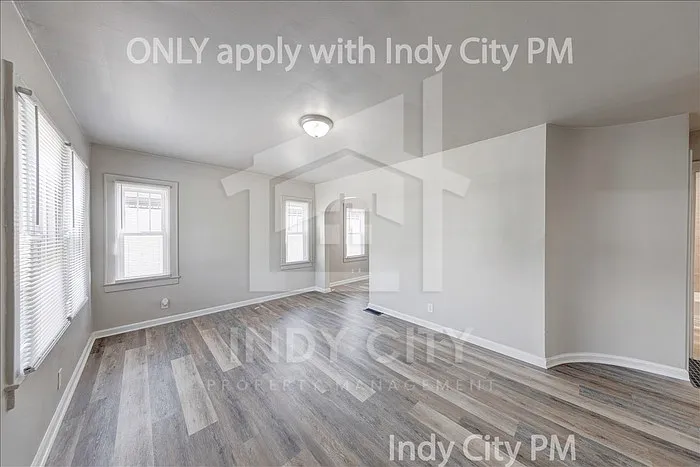 1326 N Gladstone Ave — Photo 3