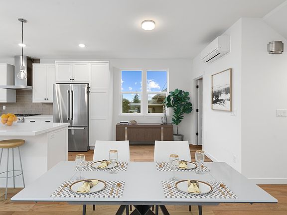 Spacious kitchen and open living space - view 4