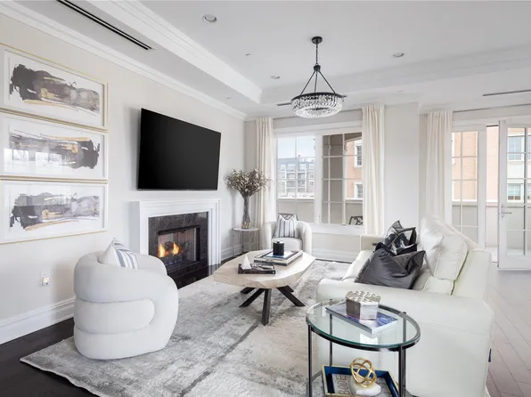 5000 Royal Court #5014, North Hills, NY 11040