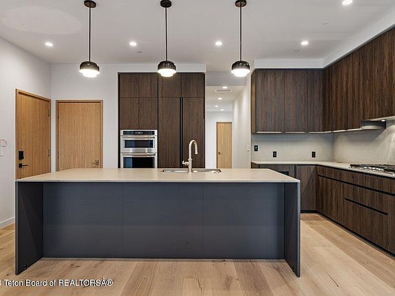 2nd image of 185 N Glenwood St #21