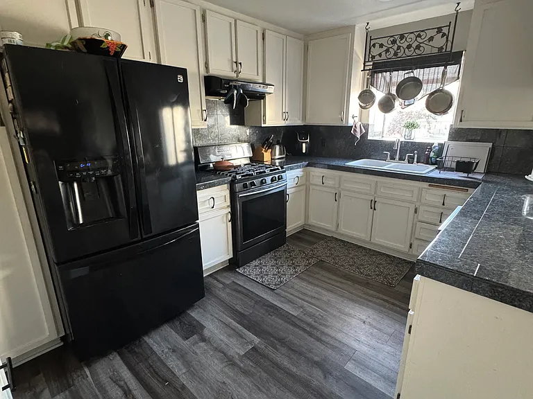 24850 Chippendale St — Photo 14