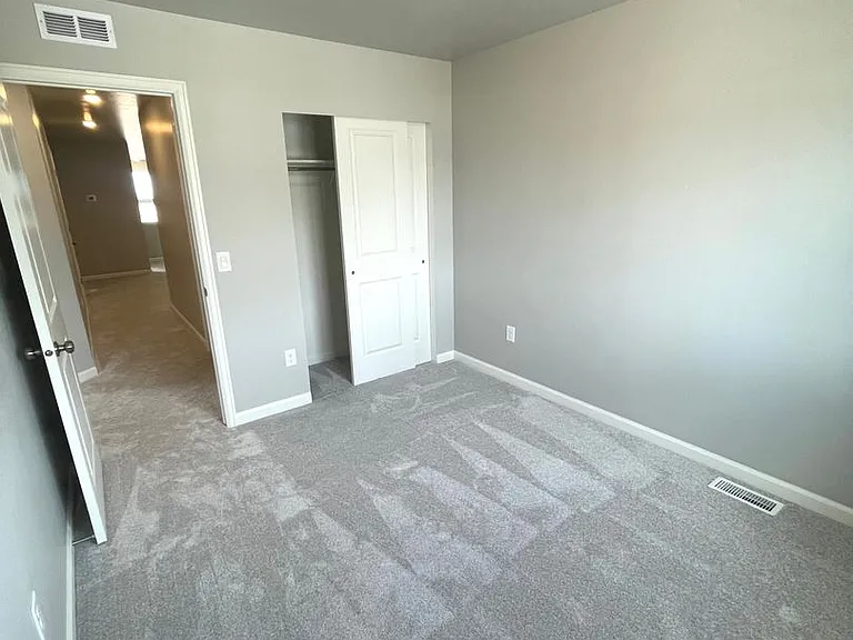 251 N Riverside Dr — Photo 10