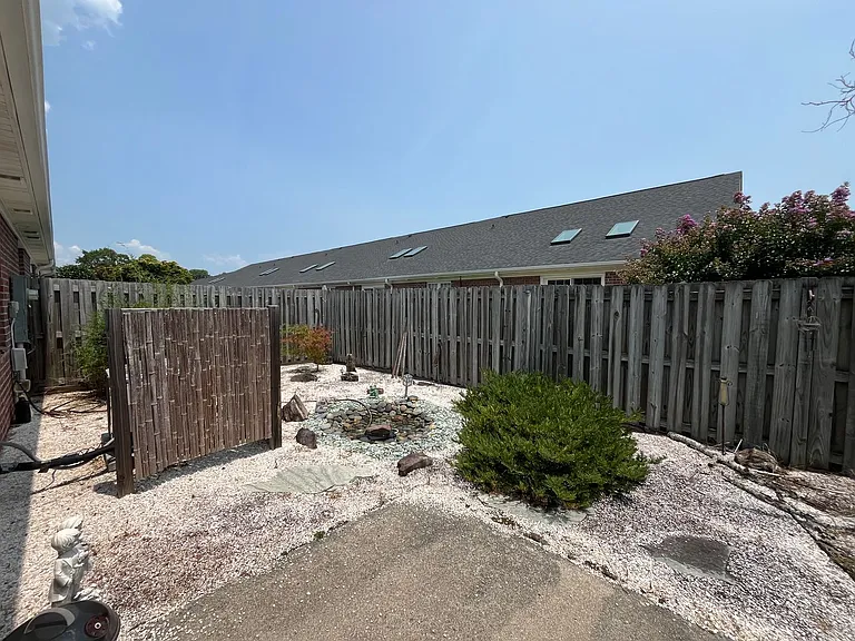 5006 Carleton Dr #113 — Photo 2
