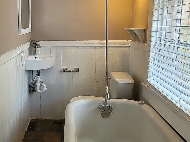 Bathroom - Original clawfoot bathtub/shower & 2" blinds