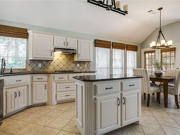 3rd image of 3433 Windridge Dr
